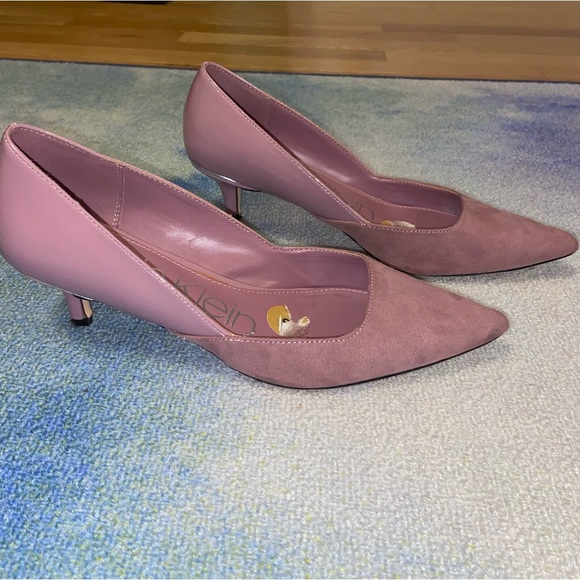SOLD Women’s Purple Toned Calvin Klein Kitten Heel Pumps Size 8 - Picture 2 of 4